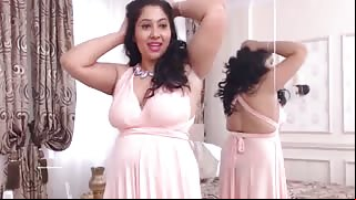 Indian Aunty Dance For Her Fans At the Camera